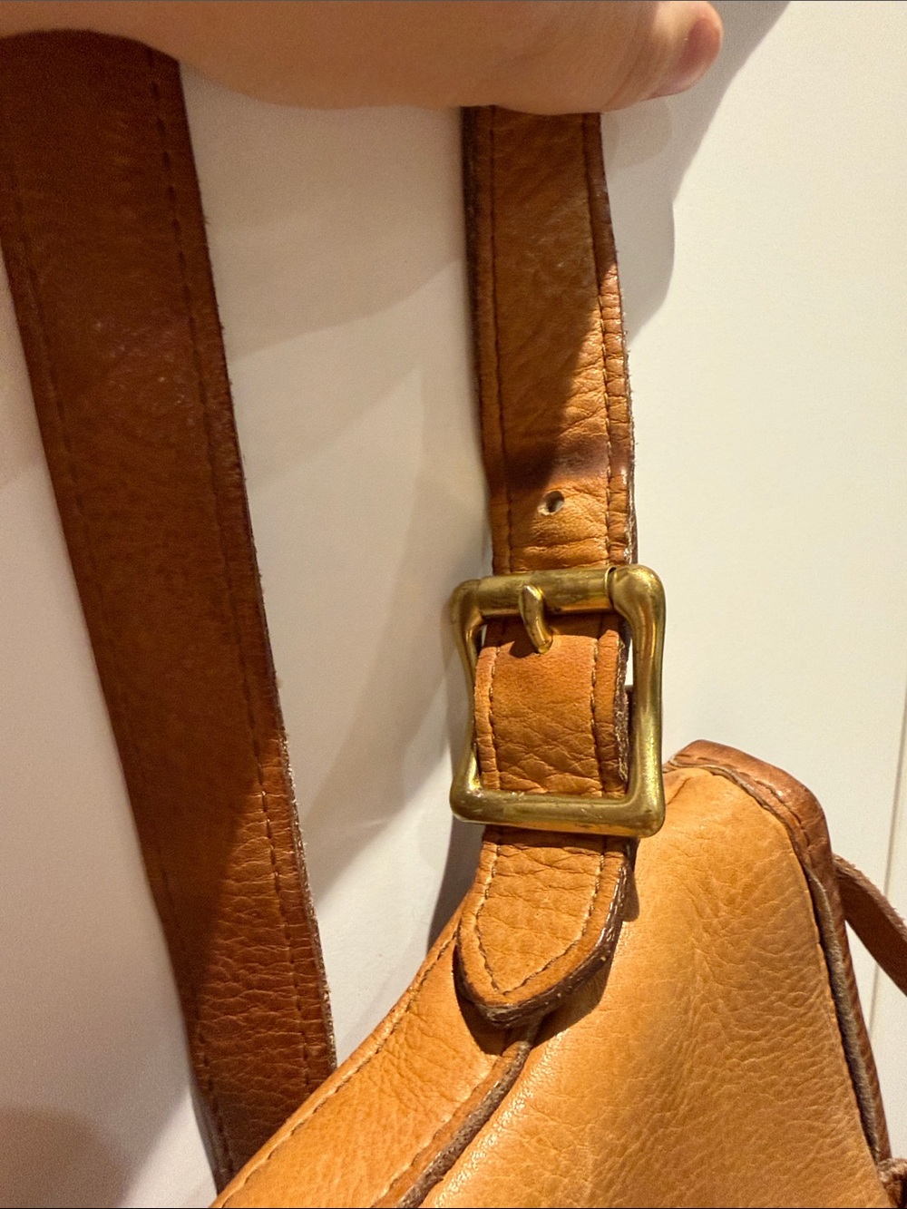 Classic Tan Leather Crossbody Bag with Adjustable Strap - Picture 3 of 14